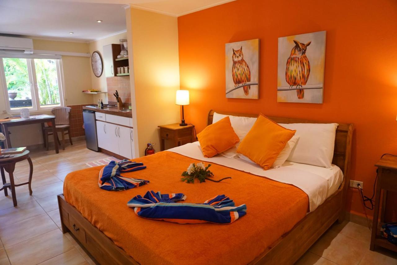 Carinas Studio Apartments Palm Beach Bagian luar foto