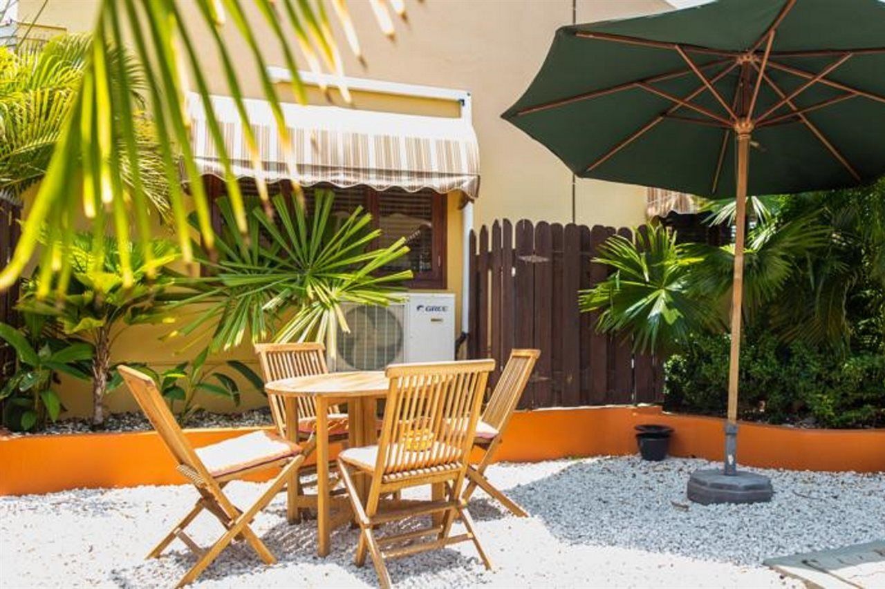 Carinas Studio Apartments Palm Beach Bagian luar foto