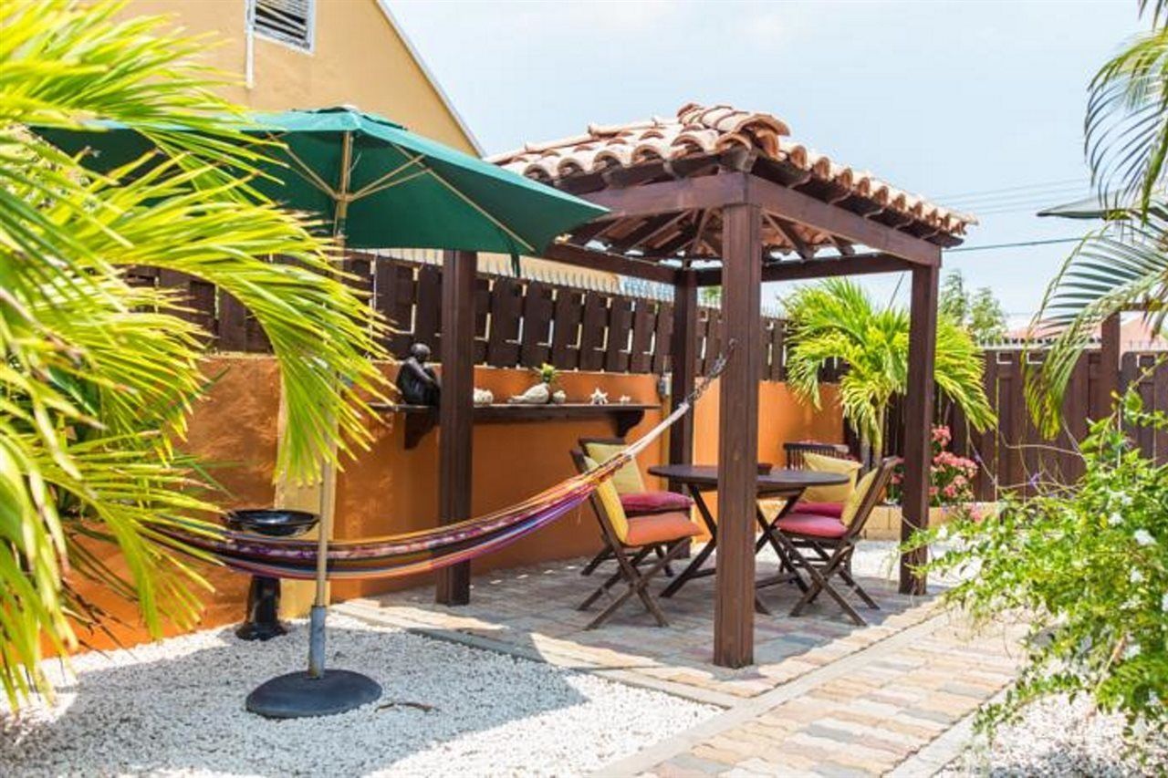 Carinas Studio Apartments Palm Beach Bagian luar foto