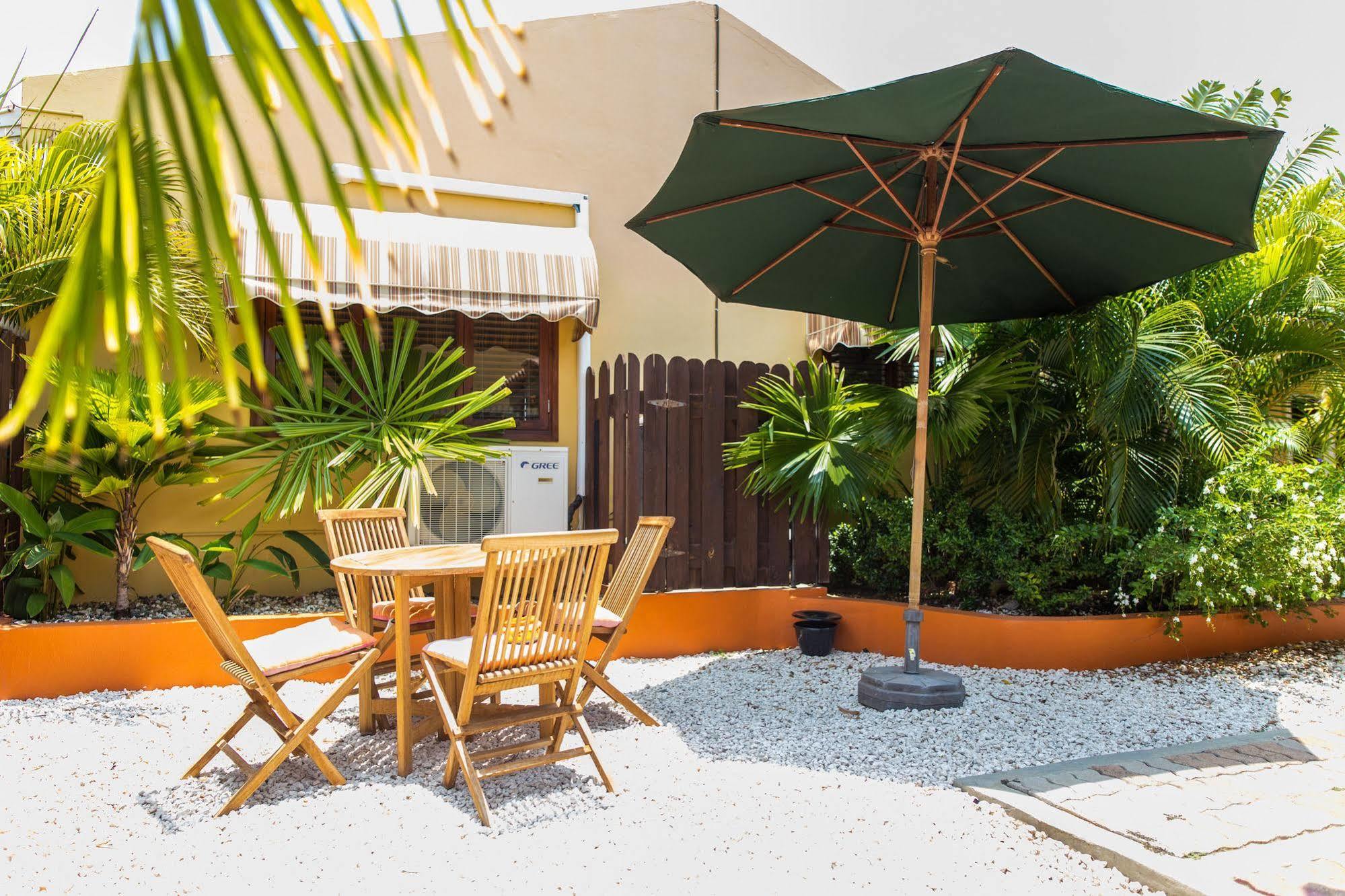 Carinas Studio Apartments Palm Beach Bagian luar foto